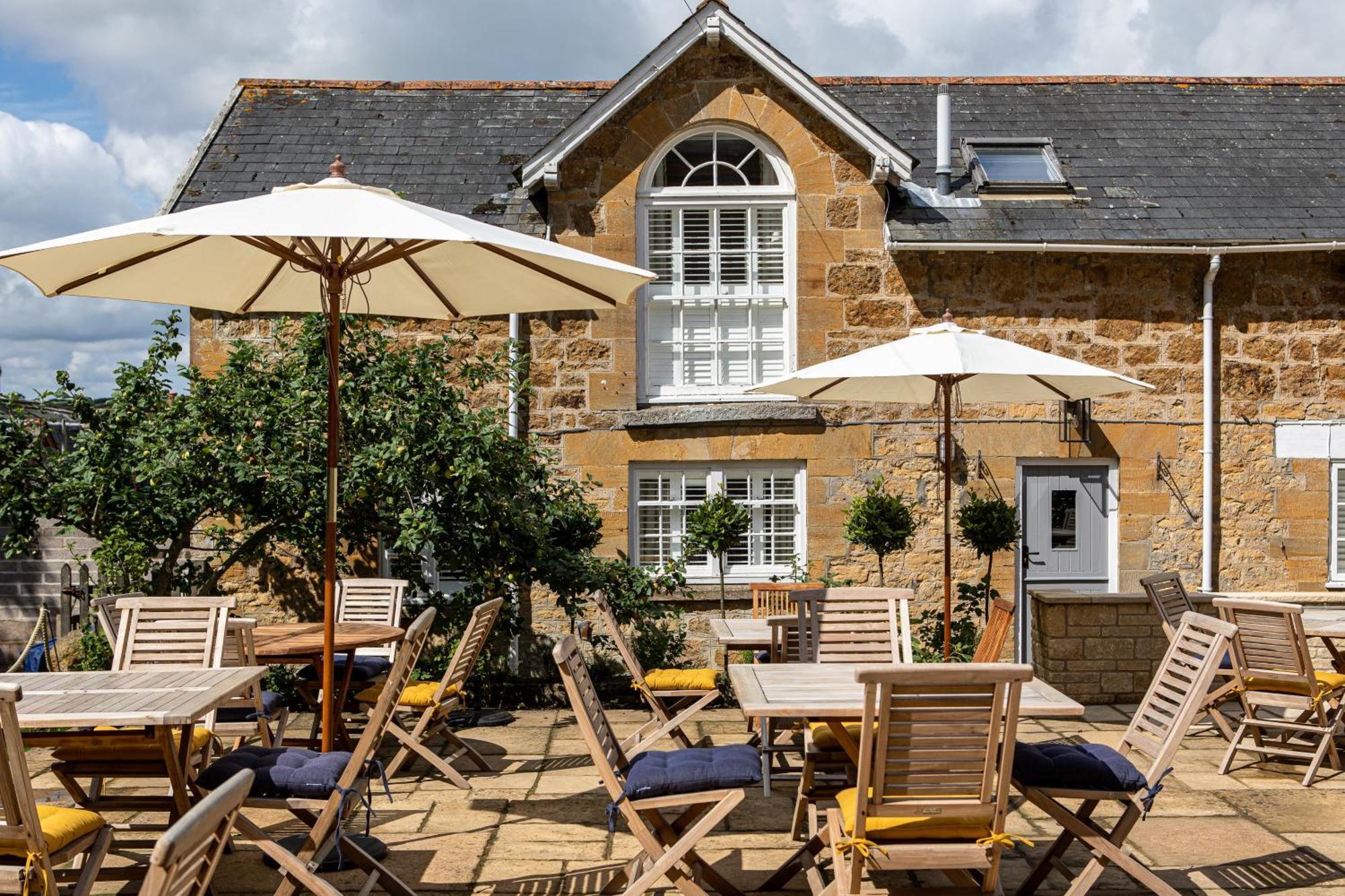 The Queens Arms Poyntington Bagian luar foto